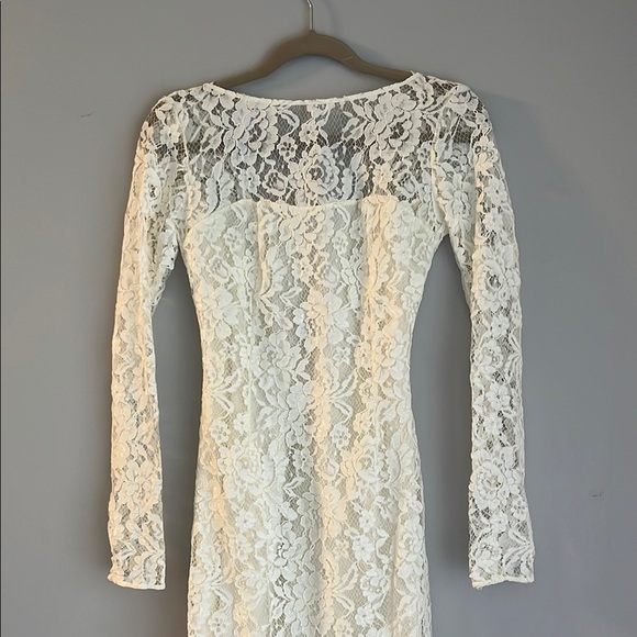 Pinko Cream Long Sleeve lace Dress
Size 4 - Picture 3 of 13